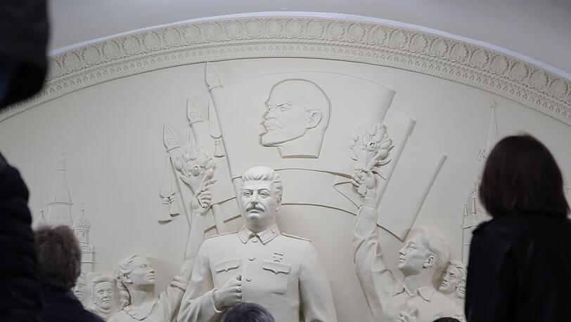Historiker machen Sowjetdiktator Josef Stalin für den Tod von Millionen Menschen verantwortlich - nun erinnert ein Denkmal in der Moskauer Metro an ihn.