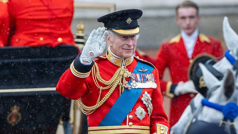 König Charles beim Trooping the Colour 2024 - dieses Jahr wird er offenbar eine schwarze Trauerbinde am Arm tragen.