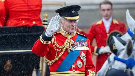 König Charles beim Trooping the Colour 2024 - dieses Jahr wird er offenbar eine schwarze Trauerbinde am Arm tragen.