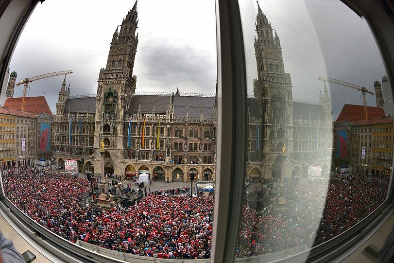 Die Bayern-Fans warten bereits auf dem Marienplatz