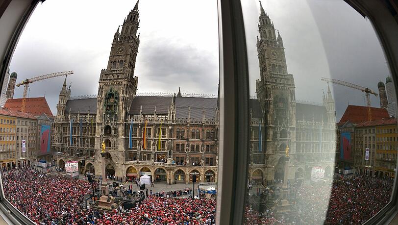 Die Bayern-Fans warten bereits auf dem Marienplatz Die Bayern-Fans warten bereits auf dem Marienplatz