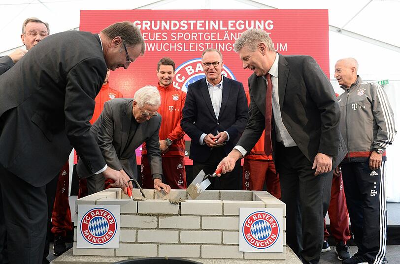 Gute Laune bei Uli Hoeneß: Die Bilder von der Grundsteinlegung für das Nachwuchsleistungszentrum am Freitag.