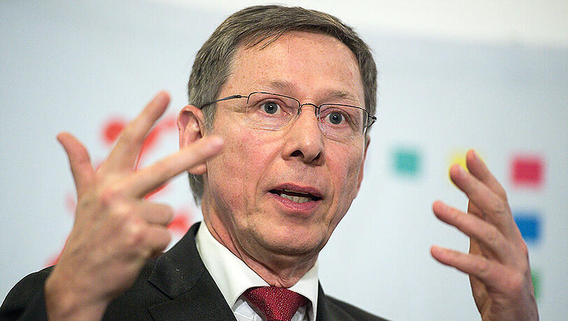 "Ich habe kein Verständnis dafür, dass einige wie das Kaninchen vor der Schlange sitzen und auf die schwarze Null starren", kritisiert Carsten Sieling, Bürgermeister von Bremen. "Ich habe kein Verständnis dafür, dass einige wie das Kaninchen vor der Schlange sitzen und auf die schwarze Null starren", kritisiert Carsten Sieling, Bürgermeister von Bremen.
