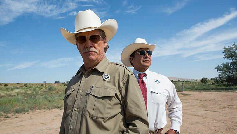 Die Texas Ranger Marcus (Jeff Bridges, links) und Alberto (Gil Birmingham) jagen die Bankräuber.