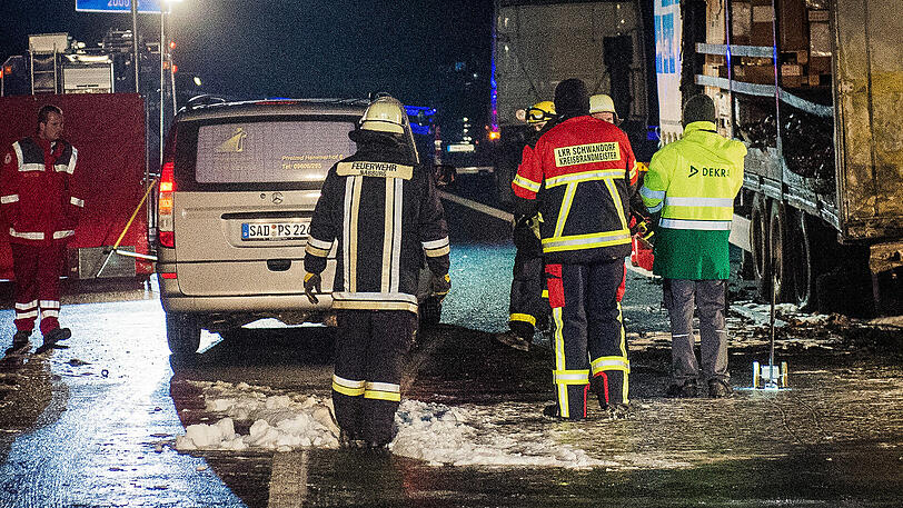 Im Kleinlaster verbrennen zwei Menschen nach dem Auffahrufall auf der A6. Die Bilder der Nacht.