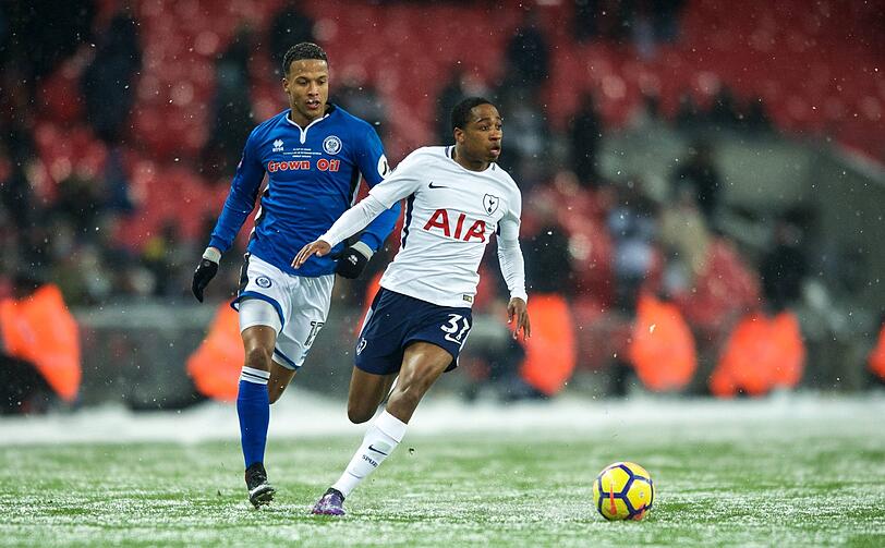 Joe Thompson (hinten) auf den Fersen von Kyle Walker-Peters (Tottenham Hotspur).