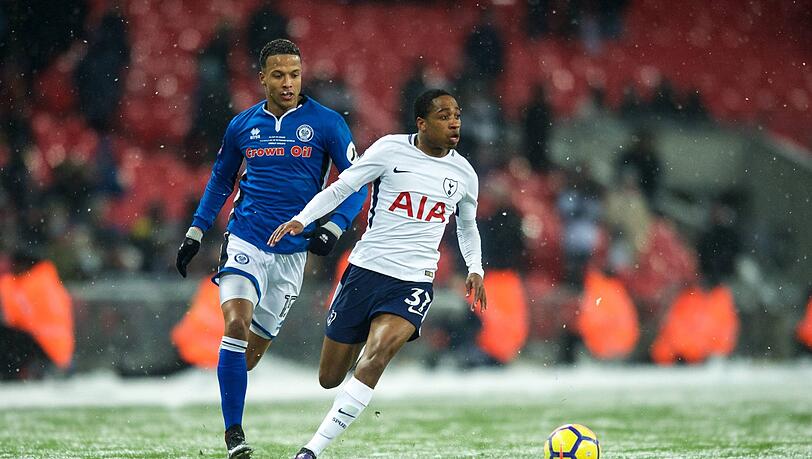 Joe Thompson (hinten) auf den Fersen von Kyle Walker-Peters (Tottenham Hotspur). Joe Thompson (hinten) auf den Fersen von Kyle Walker-Peters (Tottenham Hotspur).