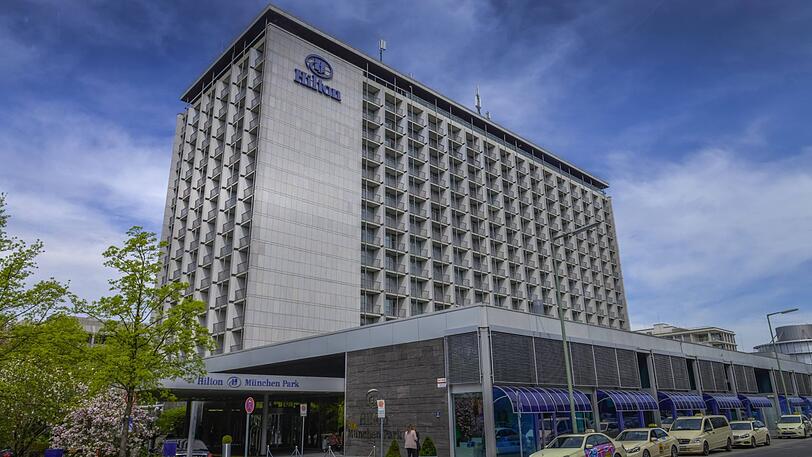 Das markante Hilton Hotel am Tucherpark hat seinen Besitzer gewechselt. 1972 wurde das Fünf-Sterne-Haus kurz vor den Olympischen Spielen eröffnet.