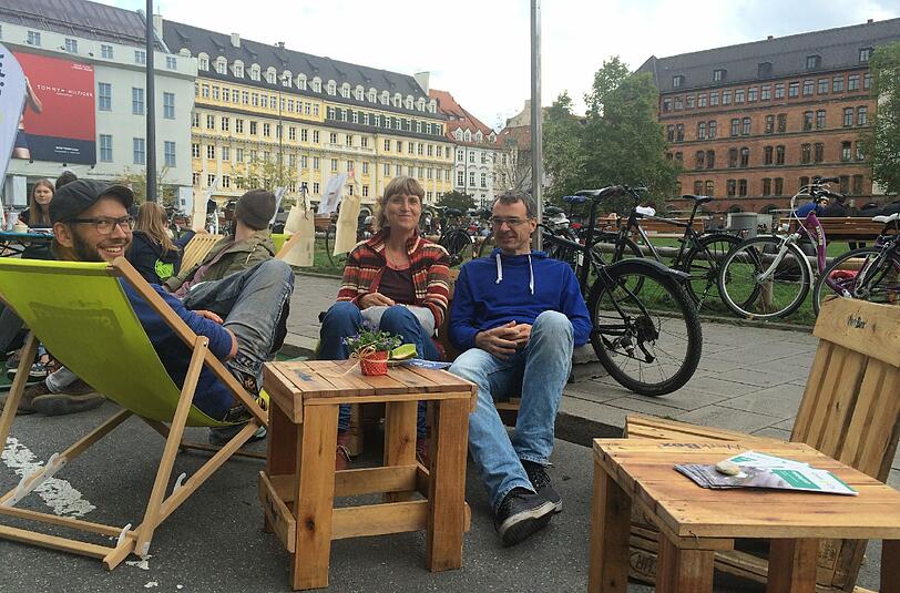 Mehr Platz für die Münchner: Thomas Schmidt (Lastenradler), Britta Marei-Lanzenberger (Urbane Gärten), Andi Obermeier, Green City (v. r.).