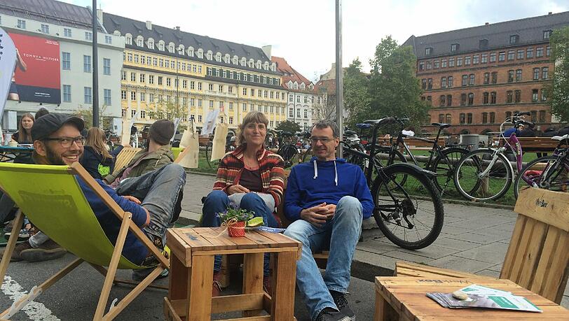 Mehr Platz für die Münchner: Thomas Schmidt (Lastenradler), Britta Marei-Lanzenberger (Urbane Gärten), Andi Obermeier, Green City (v. r.). Mehr Platz für die Münchner: Thomas Schmidt (Lastenradler), Britta Marei-Lanzenberger (Urbane Gärten), Andi Obermeier, Green City (v. r.).