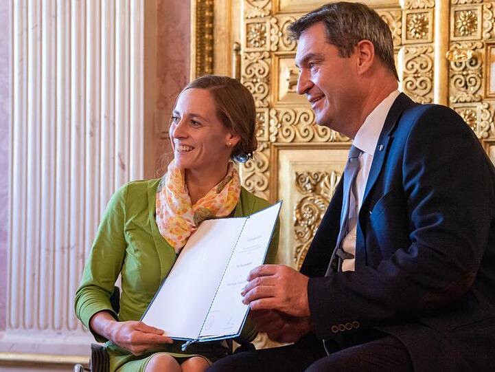 Anna Schaffelhuber bekommt von Markus Söder (CSU) den Bayerischen Verdienstorden verliehen. Foto: Peter Kneffel/dpa