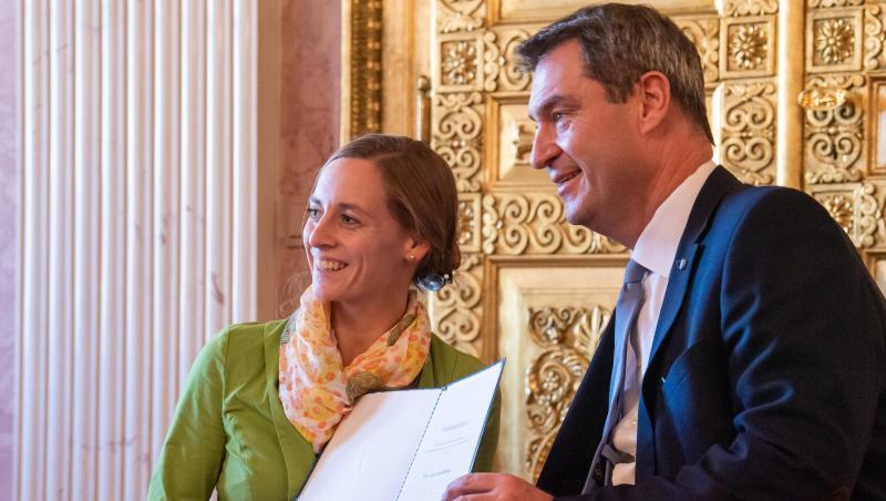 Anna Schaffelhuber bekommt von Markus Söder (CSU) den Bayerischen Verdienstorden verliehen. Foto: Peter Kneffel/dpa Anna Schaffelhuber bekommt von Markus Söder (CSU) den Bayerischen Verdienstorden verliehen. Foto: Peter Kneffel/dpa
