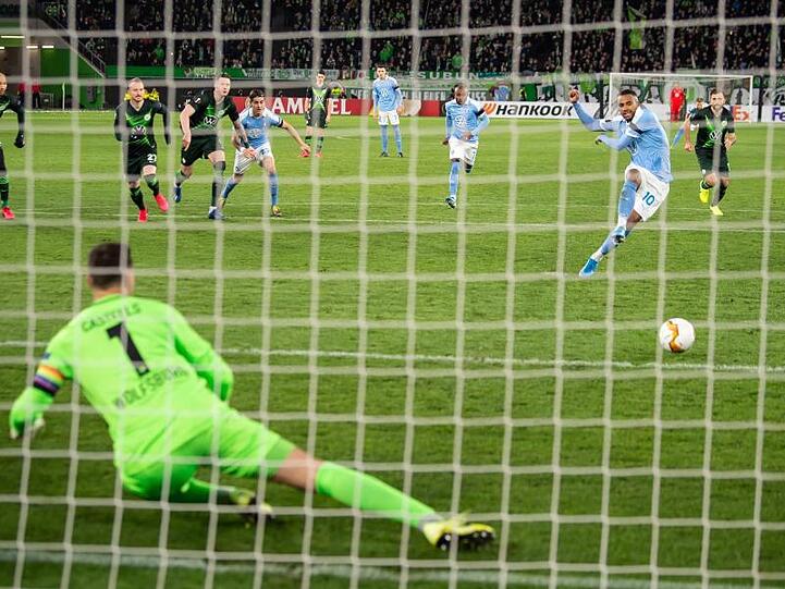 Malmös Isaac Kiese Thelin (r) erzielt per Strafstoß gegen VfL-Torwart Koen Casteels ein Tor.