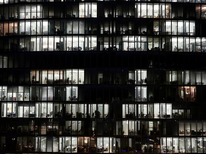 Beschäftigte mit verkürzten Ruhezeiten haben der Untersuchung zufolge mehr psychosomatische Beschwerden als Arbeitnehmer mit einer mindestens elfstündigen Pause zwischen Feierabend und Arbeitsbeginn.