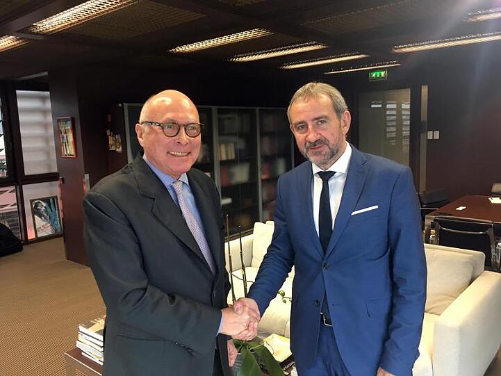 Hermann Parzinger (r), Präsident der Stiftung Preußischer Kulturbesitz, und sein französischer Amtskollege Stéphane Martin in Paris.