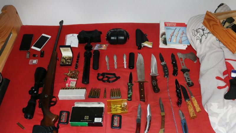 Das vom hessischen Landeskriminalamt in Hanau zur Verfügung gestellte Foto zeigt beschlagnahmte Waffen.