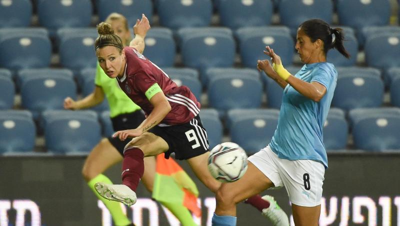 Sorgte mit ihrem Tor für einen der wenigen Glanzpunkte der DFB-Frauen in Israel: Svenja Huth (l).