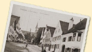 Die Herrenstraße in Dießen am Ammersee um 1900, auf der rechten Seite (2. Haus) ist die Zinngießerei Schweizer zu sehen. Die Herrenstraße in Dießen am Ammersee um 1900, auf der rechten Seite (2. Haus) ist die Zinngießerei Schweizer zu sehen.