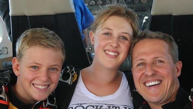 Mick und Gina Schumacher mit ihrem Papa Michael Schumacher (r.).