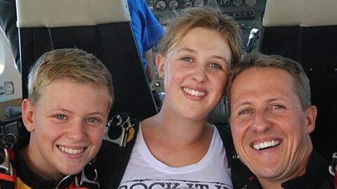 Mick und Gina Schumacher mit ihrem Papa Michael Schumacher (r.).