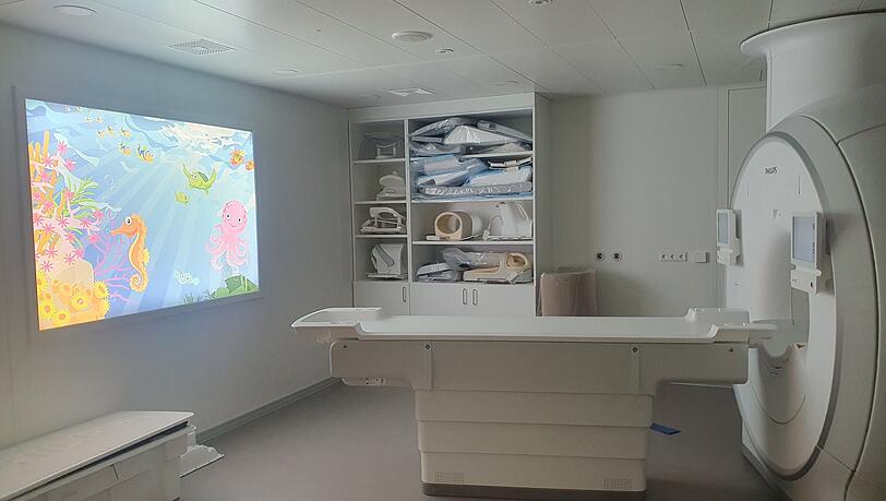 Zur Innenausstattung gehören – gefördert von der Stiftung – auch drei "digitale Wände", die ein Aquarium darstellen. Zur Innenausstattung gehören – gefördert von der Stiftung – auch drei "digitale Wände", die ein Aquarium darstellen.