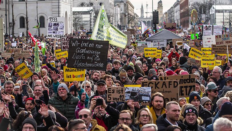 200.000 statt der erwarteten 25.000 Menschen kamen im Januar 2024 zur Demo gegen rechts auf die Ludwigs- und Leopoldstraße. 200.000 statt der erwarteten 25.000 Menschen kamen im Januar 2024 zur Demo gegen rechts auf die Ludwigs- und Leopoldstraße.