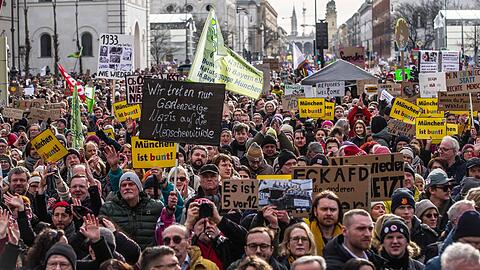 200.000 statt der erwarteten 25.000 Menschen kamen im Januar 2024 zur Demo gegen rechts auf die Ludwigs- und Leopoldstraße.