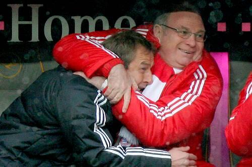 Will er ihn nicht nur im Arm, sonder auch im Amt halten? Uli Hoeneß (r.) drückt Jürgen Klinsmann.