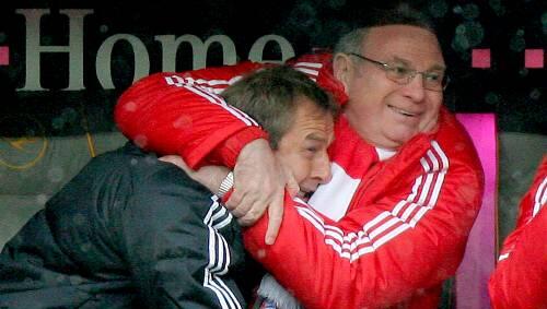 Will er ihn nicht nur im Arm, sonder auch im Amt halten? Uli Hoeneß (r.) drückt Jürgen Klinsmann. Will er ihn nicht nur im Arm, sonder auch im Amt halten? Uli Hoeneß (r.) drückt Jürgen Klinsmann.