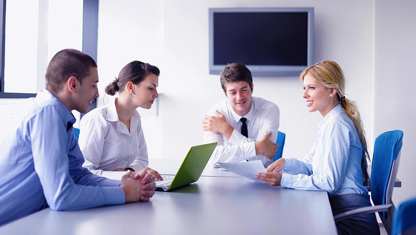 Mitarbeiter diskutieren in einem Meeting (Symbolbild). Ein Business Analyst verdient laut dem Jobportal Kununu im Schnitt 78.300 Euro &ndash; 10.000 Euro mehr als im Bundesschnitt.