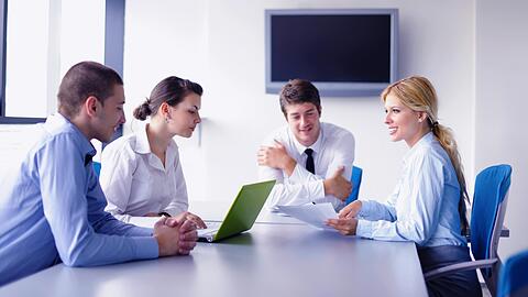 Mitarbeiter diskutieren in einem Meeting (Symbolbild). Ein Business Analyst verdient laut dem Jobportal Kununu im Schnitt 78.300 Euro &ndash; 10.000 Euro mehr als im Bundesschnitt.