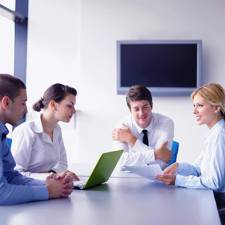 Mitarbeiter diskutieren in einem Meeting (Symbolbild). Ein Business Analyst verdient laut dem Jobportal Kununu im Schnitt 78.300 Euro &ndash; 10.000 Euro mehr als im Bundesschnitt.