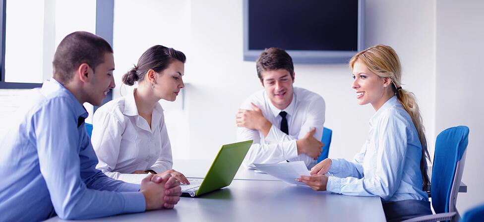 Mitarbeiter diskutieren in einem Meeting (Symbolbild). Ein Business Analyst verdient laut dem Jobportal Kununu im Schnitt 78.300 Euro &ndash; 10.000 Euro mehr als im Bundesschnitt.