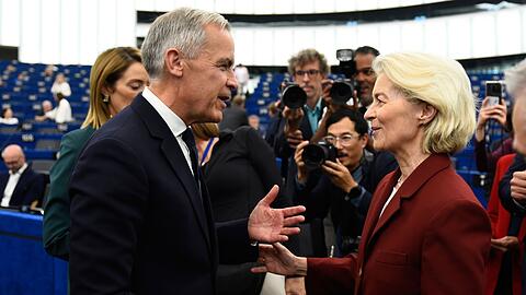 Von ihr ging die Initiative aus: EU-Kommissionspr&auml;sidentin Ursula von der Leyen (r) hatte am Mittwoch in ihrer diesj&auml;hrigen Rede zur Lage der Union daf&uuml;r geworben, Kanada zum ersten "assoziierten Mitglied" der Europ&auml;ischen Union zu machen.