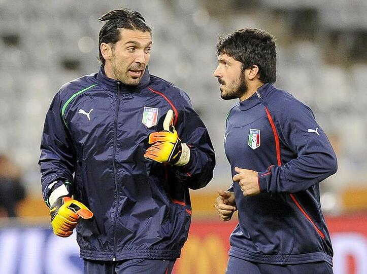 Gianluigi Buffon vor seiner Verletzung mit Gennaro Gattuso (r) beim Training.