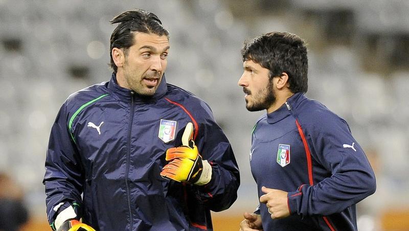 Gianluigi Buffon vor seiner Verletzung mit Gennaro Gattuso (r) beim Training. Gianluigi Buffon vor seiner Verletzung mit Gennaro Gattuso (r) beim Training.