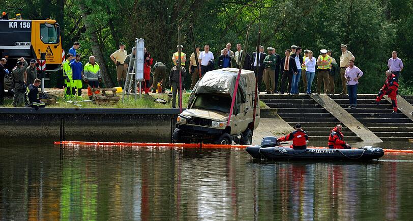 Hier zieht die Polizei das Wohnmobil der vermissten Ehepaares aus der Donau. Die Bilder.
