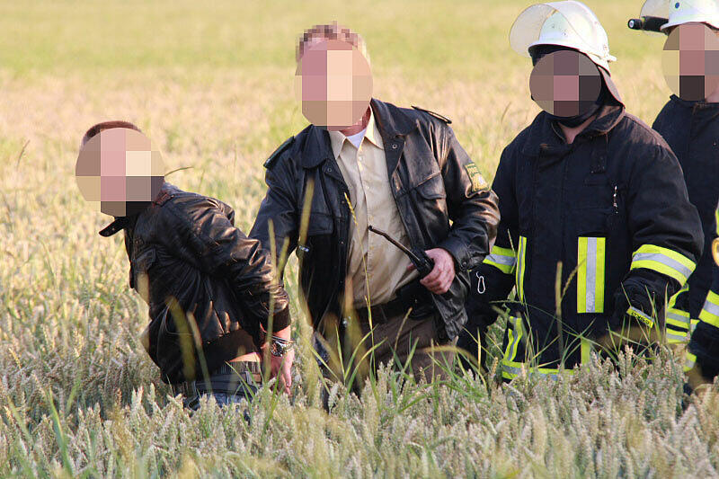 In der Nähe von Traunreut überschlug sich ein Golf in einem Maisfeld. Drei junge Männer wurden in dem Maisfeld entdeckt.