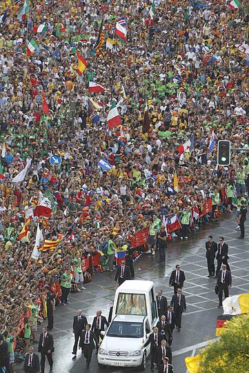 Mit dem Papamobil um die Welt: Papst Benedikt XVI. grüßt beim Weltjugendtag 2011 in Madrid seine Gläubigen aus aller Welt.