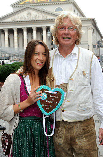 Helmut von Finck mit seiner Tochter Samira.