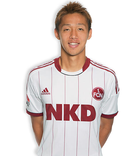 HIROSHI KIYOTAKE: Note 5-. Was der Japaner zur Zeit abliefert, tendiert gegen Null. Die Standards harmlos, spielerisch mau. Man hat das Gefühl, dass er auf Zweikämpfe gar keine Lust hat. Schade!