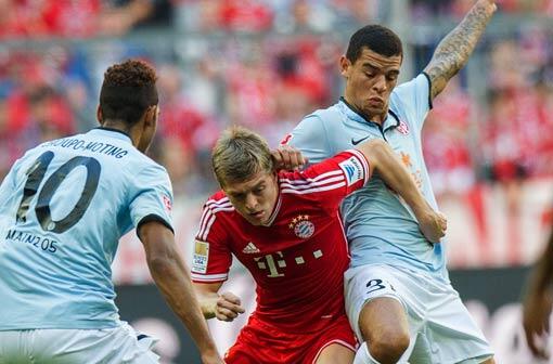 Toni Kroos: Note 3. Nahm sich immer wieder schöpferische Pausen. Starke Passquote, allerdings wenig Auffälliges nach vorne. Erst halblinks, in der zweiten Halbzeit dann halbrechter Sechser.