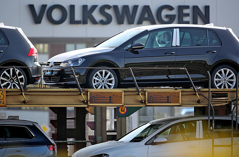 Fabrikneue VW Golf stehen auf Transportzügen vor dem Werk Mosel in Zwickau.