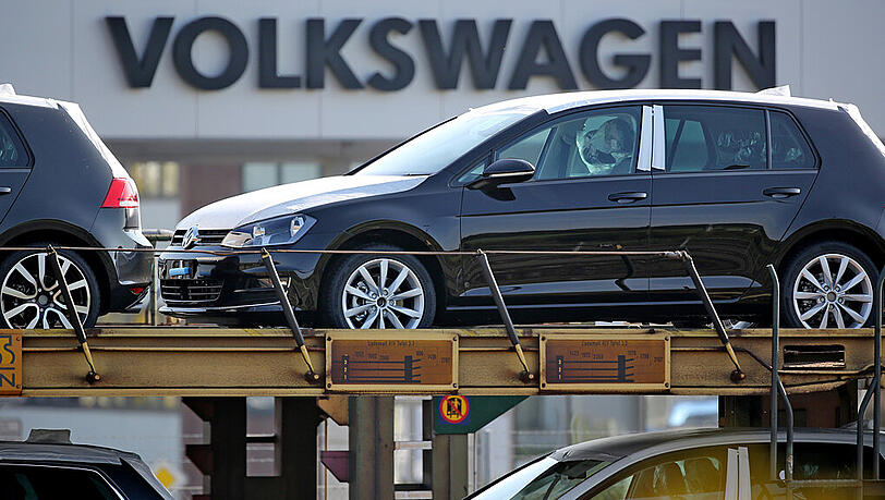 Fabrikneue VW Golf stehen auf Transportzügen vor dem Werk Mosel in Zwickau. Fabrikneue VW Golf stehen auf Transportzügen vor dem Werk Mosel in Zwickau.