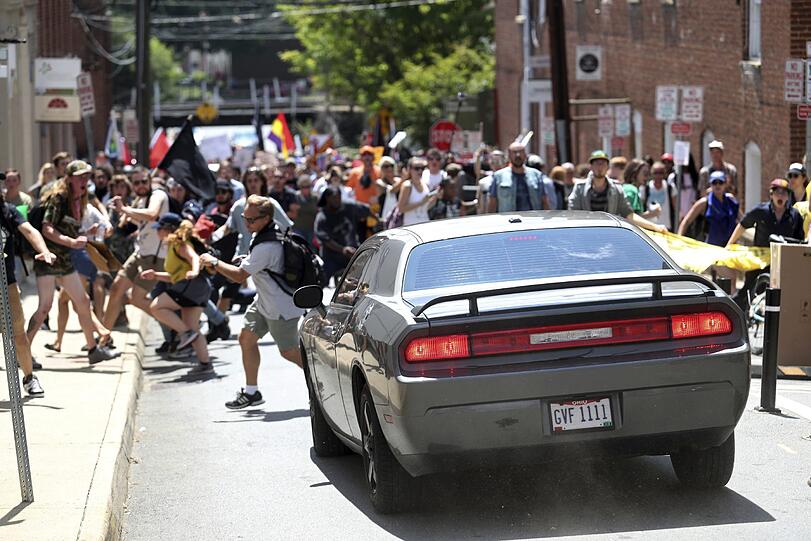 Gewalteskalation zwischen Rechten und Gegendemonstranten in den USA. Die Bilder.