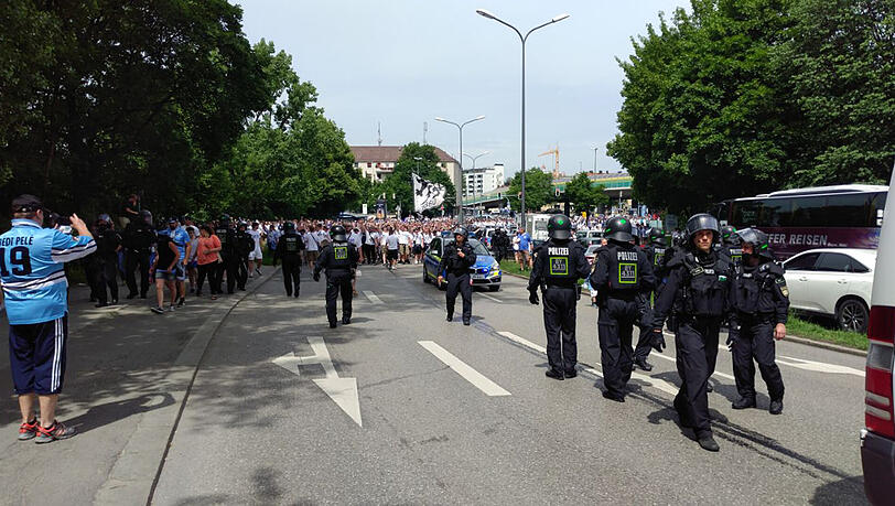 Die Sechzger nehmen die Candidstraße ein - hier herrscht Ausnahmezustand. Die Sechzger nehmen die Candidstraße ein - hier herrscht Ausnahmezustand.