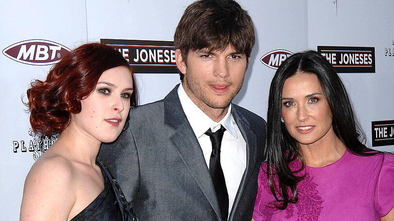 Rumer Willis, Ashton Kutcher und Demi Moore (r.) auf dem roten Teppich im Jahr 2010