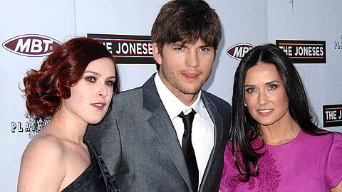 Rumer Willis, Ashton Kutcher und Demi Moore (r.) auf dem roten Teppich im Jahr 2010