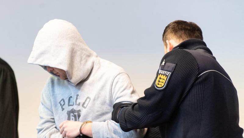 Der Angeklagte wird von einem Justizbeamte in den Sitzungssaal des Landgerichts gebracht. Der Angeklagte wird von einem Justizbeamte in den Sitzungssaal des Landgerichts gebracht.