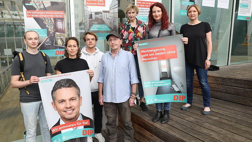 Die Protestaktion am Freitag auf der Türkenstraße - mit Bernhard Fischer, Maria Schlüter, Mirko Schulz, Stefan Sasse, Marianne Ott-Meimberg, Nina Müller und Bernadette Felsch (v.l.).